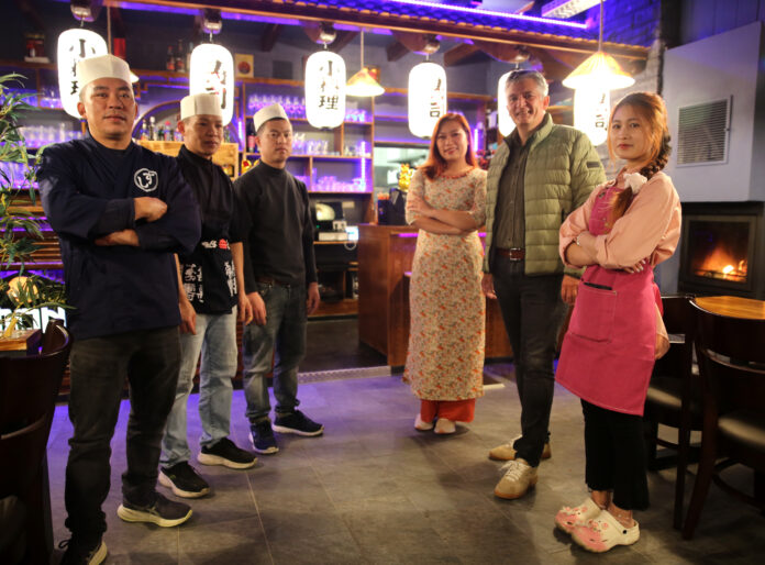 Bürgermeister Lutz Maurer (2. v.re.) stattete Koch Ba Thang Cao (ganz links) und seinem Team einen Besuch ab - Foto: Gemeinde Quierschied