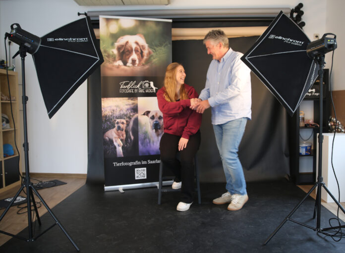 Raike Wagner und Bürgermeister Lutz Maurer testen das Fotostudio aus der Tierperspektive Foto: Gemeinde Quierschied