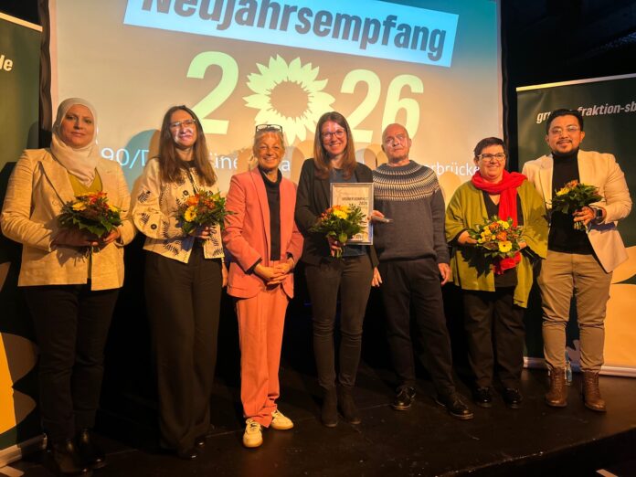 Claudia Schmelzer und Thomas Brass mit den Vertreter:innen des 