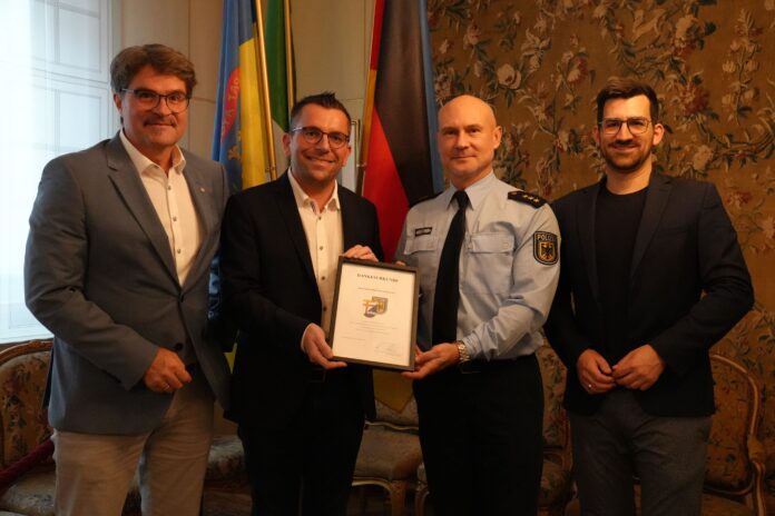 Die Saarlouiser Verwaltungsspitze zusammen mit Robert Trachtler, Leiter der Bundespolizei im Saarland. Bild: Lea Mathieu
