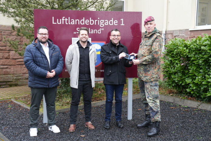 v.L.: Christian Bost (Leiter des Amtes für Bürgerservice), Alexander Guß (Haupt- und Personalamtsleiter), Mark Speicher (Oberbürgermeister), Markus Meyer (Brigadegeneral) - Foto: Katharina Motsch