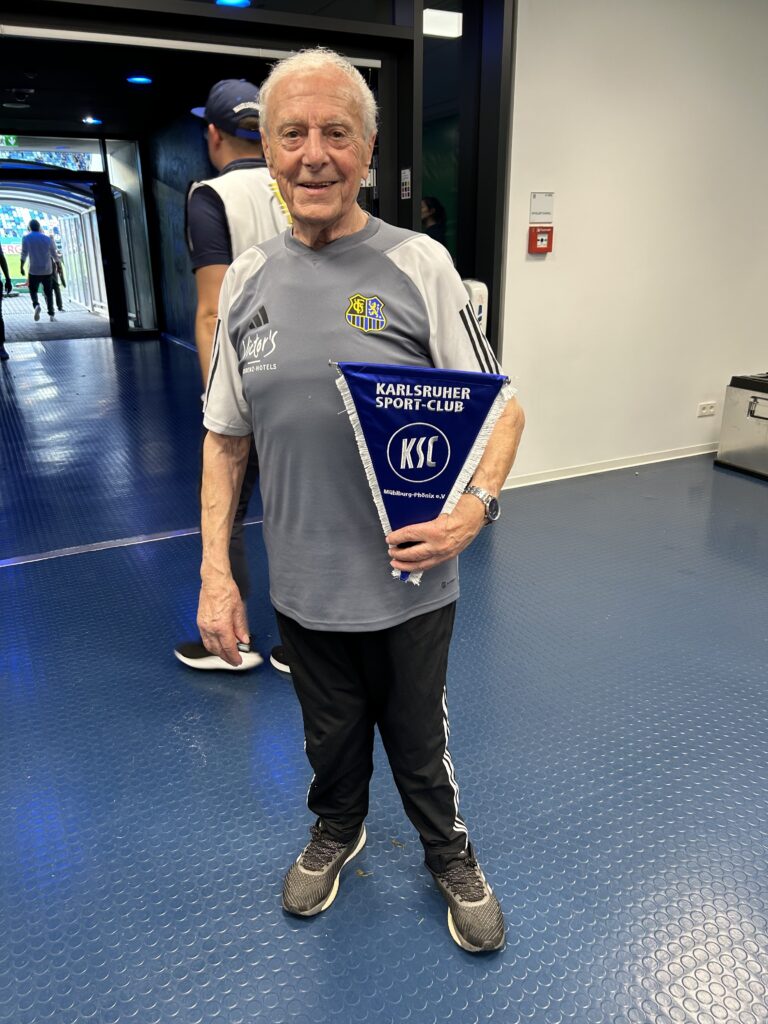Helmut Schwan mit dem KSC Wimpel