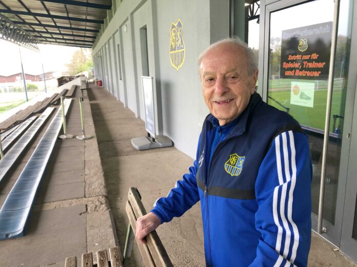 Helmut Schwan 2024 an seinem Arbeitsplatz, dem FCS Sportfeld.