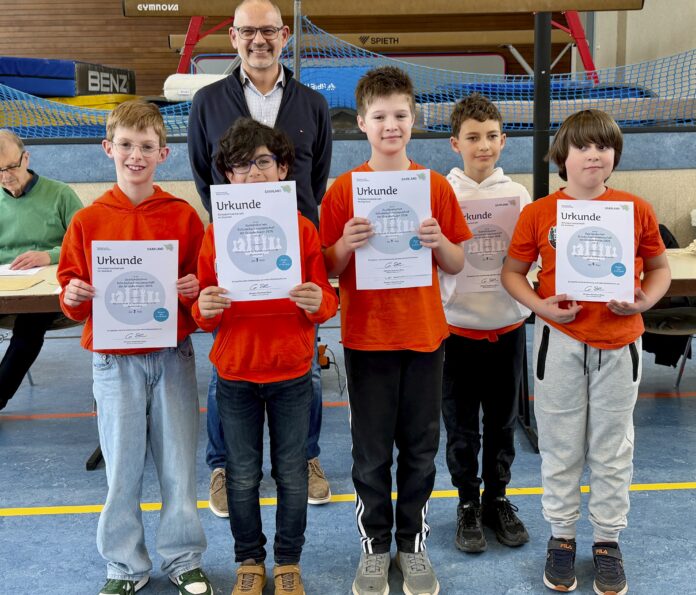 Das Schulschachteam der Grundschule Lebach-Landsweiler, v. l. n. r.: Lukas Reinert, Liam Ghandour, Liam Schröder, David Zimmermann und Linus Bastuck. Im Hintergrund Schulschachreferent Mark Hubertus. Foto: Runa Schröder