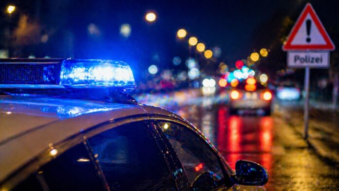 Saarlouis: Autofahrer flüchtet nach schwerem Unfall – Mercedes stürzt in Saaraltarm