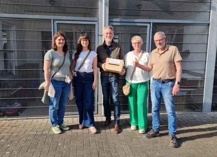 Anne Lahoda, Lisa Becker, Volker Morbe und Katrin Lauer (v. l). übergeben die Spende an Peter Rauland vom Tierschutzverein e. V. . Bild: Bündnis 90/DIE GRÜNEN Saar