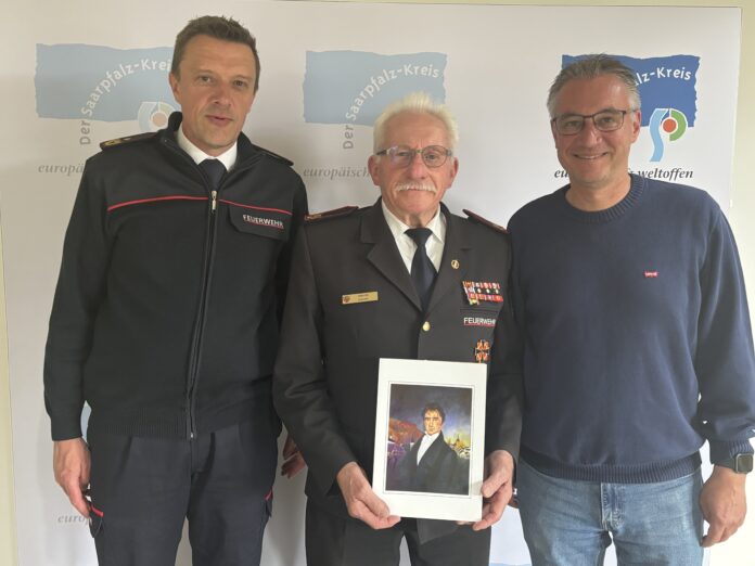 Der Beauftragte für die Alters- und Ehrenwehr im Saarpfalz Albert Zitt (Mitte) mit Brandinspekteur Stefan Schrögler (li) und Landrat Frank John (re) - Foto: Beate Ruffing