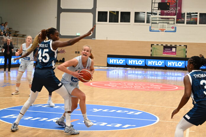 Die finnische Nationalspielerin Elina Koskimies und die deutsche Nationalspielerin Emma Eichmeyer im Spiel gegen EMLAK Istanbul (Foto: Rolf Ruppenthal)
