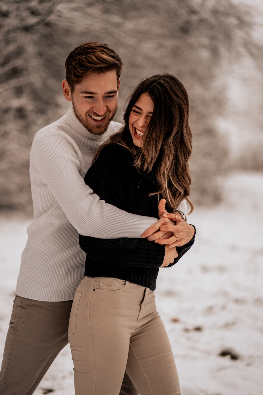 Paar beim Paarshooting im Schnee mit SabietNico Fotografie in Eppingen