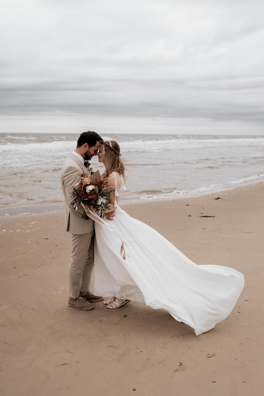 Verliebtes Brautpaar am Strand - Deine Hochzeitsfotografen am Zoomers aan Zee in Castricum aan Zee, Holland
