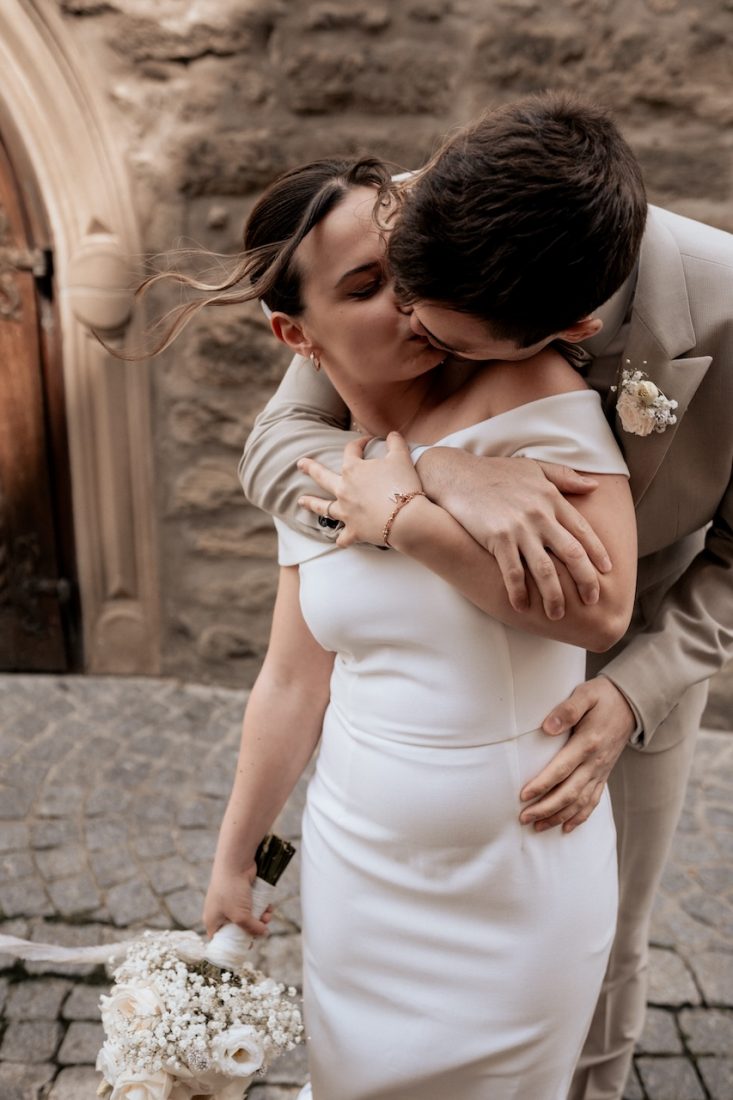 Standesamtliche Hochzeit in Eppingen – Romantisches Brautpaarshooting in der Altstadt, eingefangen von eurem Hochzeitsfotografen.