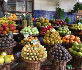Frisches Obst an einem Stand auf dem Mercado dos Lavradores in Funchal. Yummy!