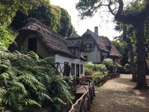 Der Einstieg zur Levada do Caodeirão Verde, dem grünen Kessel, begrüßt mit malerischen Häusern.