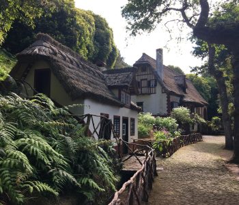 Der Einstieg zur Levada do Caodeirão Verde, dem grünen Kessel, begrüßt mit malerischen Häusern.