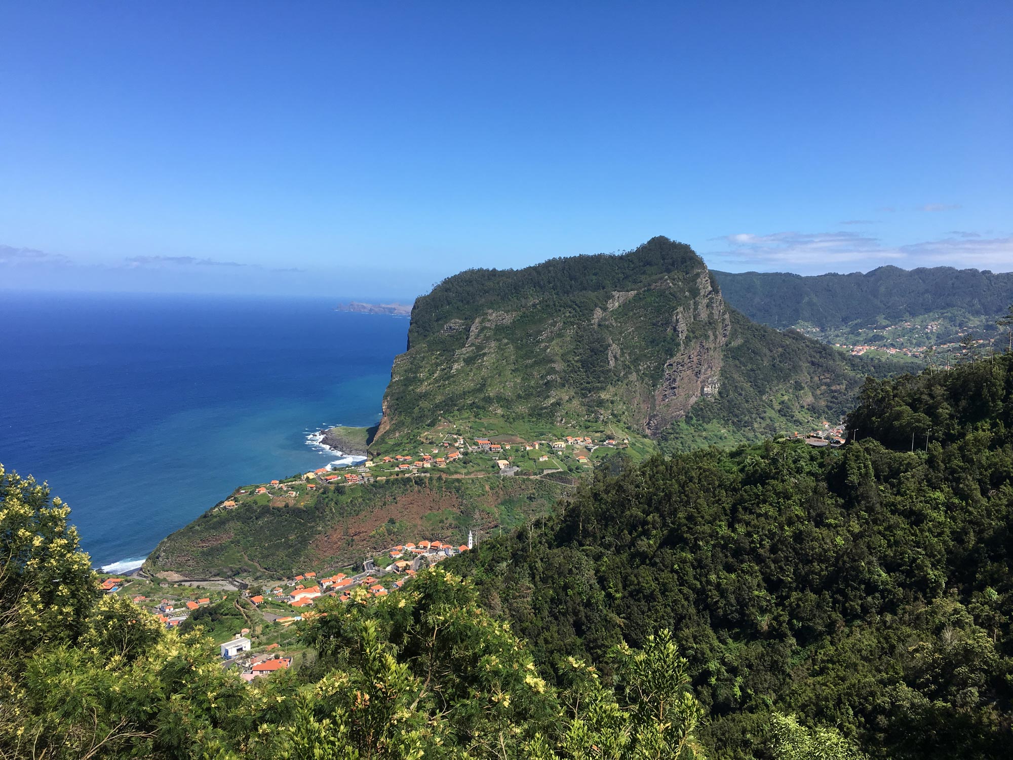 Genießt auch jenseits der eigentlichen Wanderroute den Ausblick.