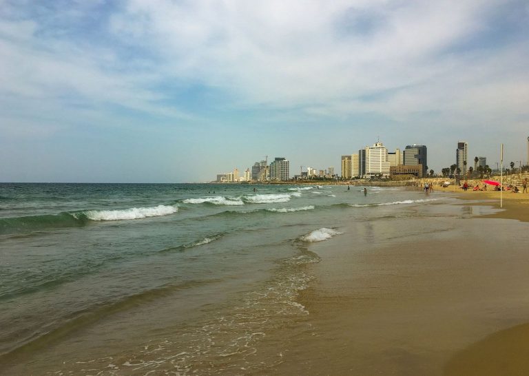 Am Strand von Tel Aviv mit Blick auf Hotels und Geschäftsgebäude