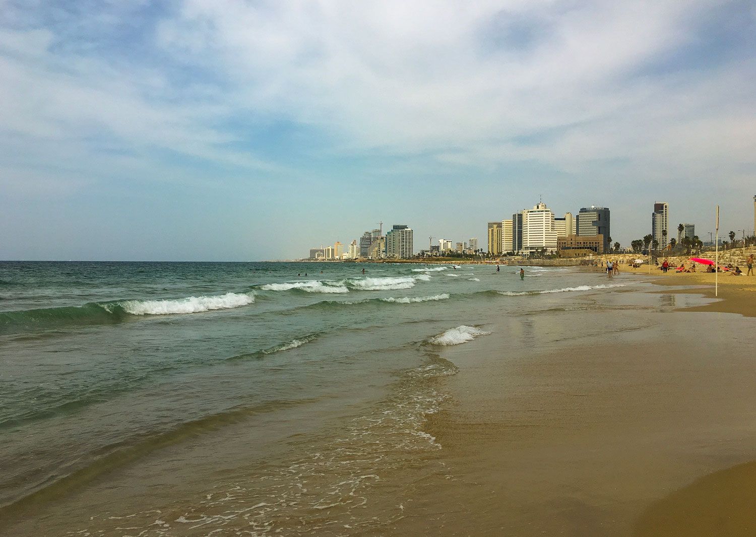 Am Strand von Tel Aviv mit Blick auf Hotels und Geschäftsgebäude