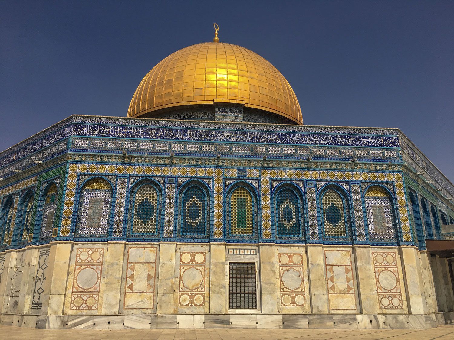 Der Felsendom in Jerusalem beeindruckt mit seiner goldenen Kuppel und strahlend blauen Mosaiken