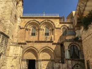 Die Grabeskirche in Jerusalem fügt sich nahtlos ins Stadtbild von Jerusalem. Von Innen beeindruckt sie dann mit Prunk