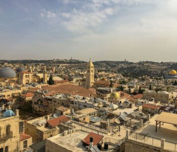 Ein Überblick über Jerusalem vom Tower of David über die Grabeskirche hin zum Felsendom., unterhalb dessen sich die Klagemauer befindet
