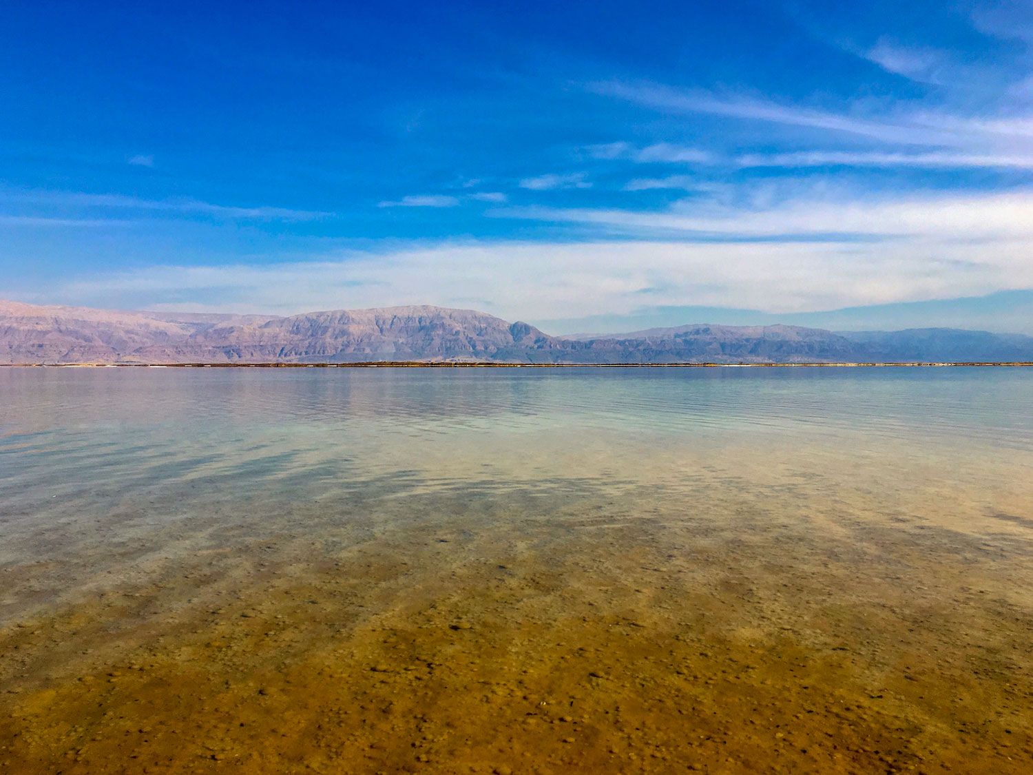 Ein Blick über das Tote Meer in Israel
