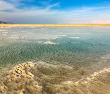 Hellblau schimmernden Wassernot Salzablagerungen im Toten Meer in Israel