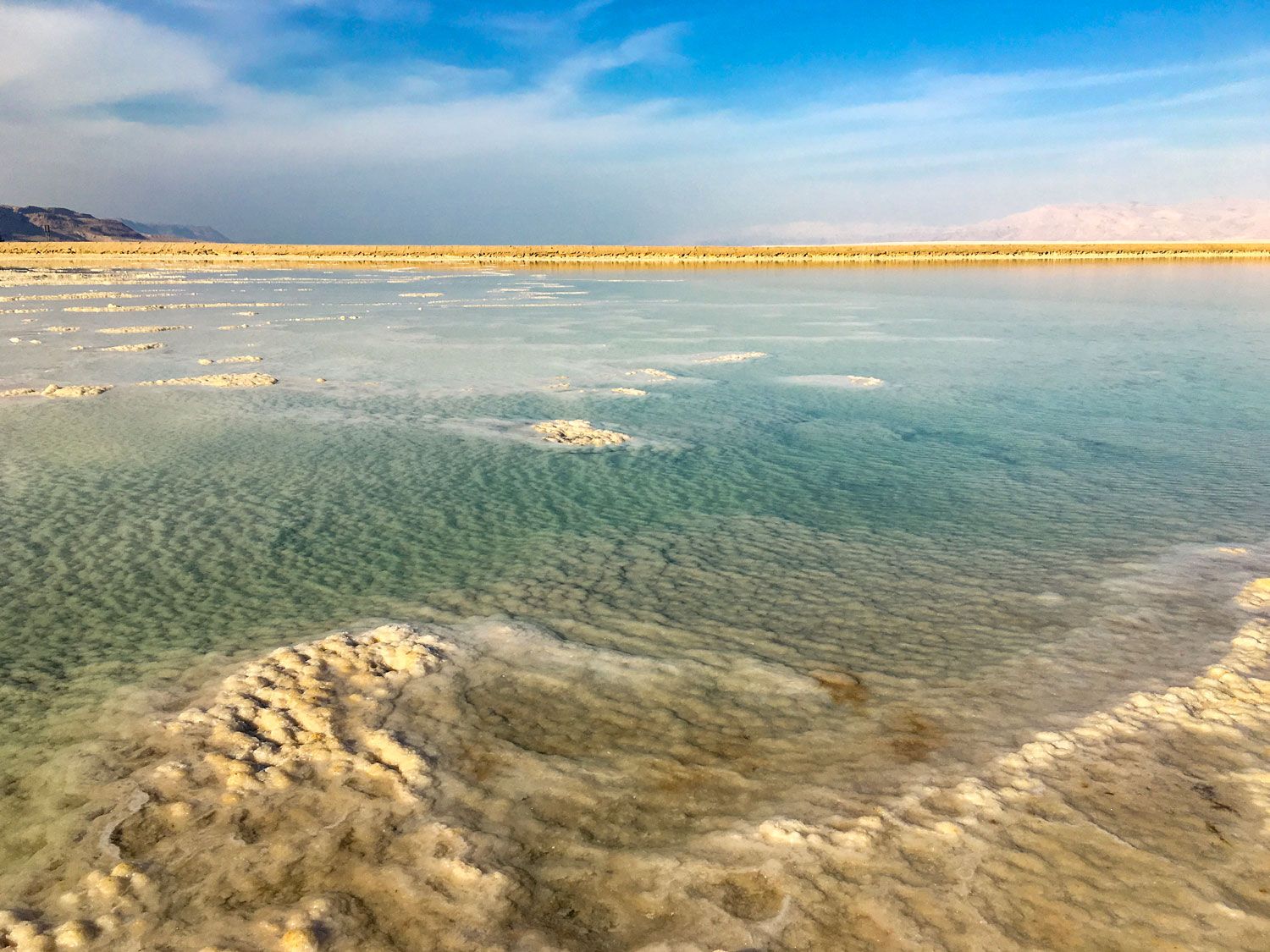 Hellblau schimmernden Wassernot Salzablagerungen im Toten Meer in Israel