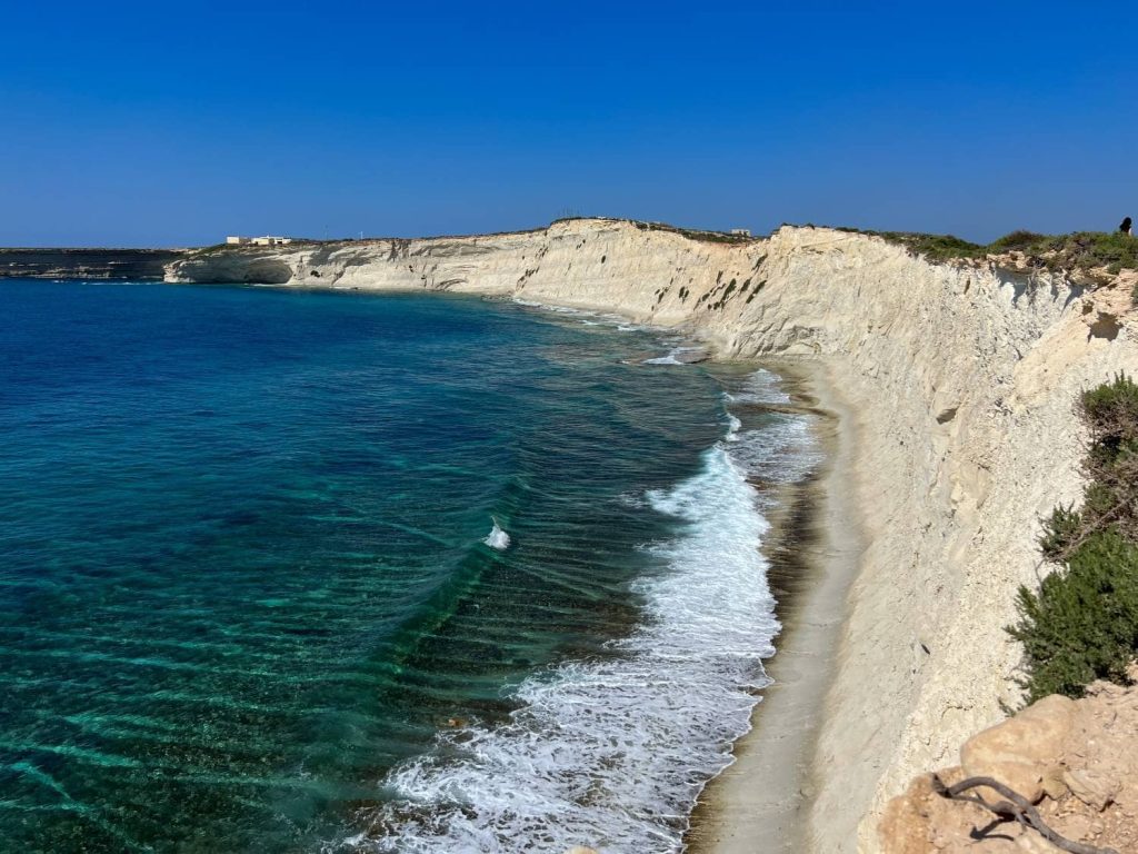 Küste und Meer Maltas bei Sonnenschein