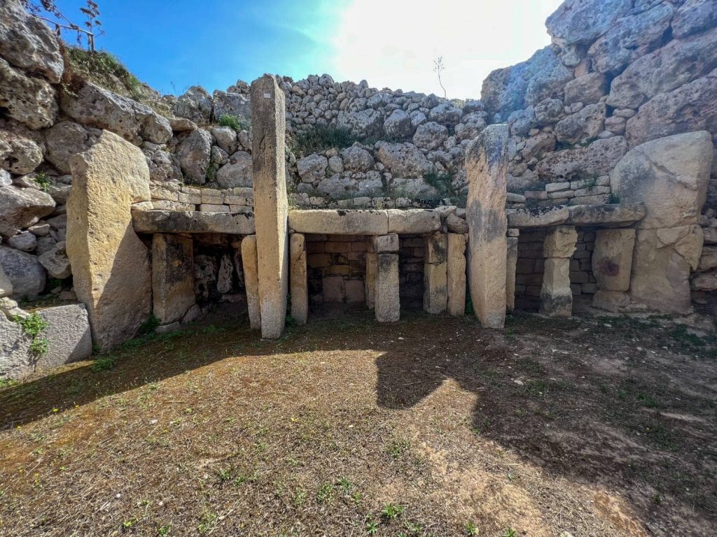 Teile eines alten Tempels bei den Ausgrabungen von Xaghra auf Gozo