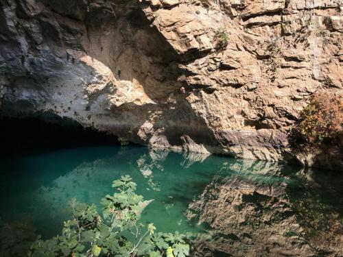 Glasklares Wasser im See der Altinbesik-Höhle mit Spiegelungen der Felsen.