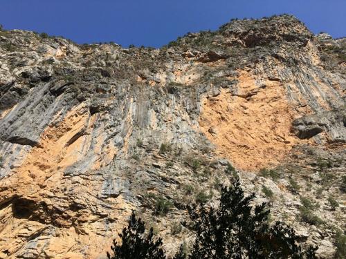 Felsen am Eingang zur Altinbesik-Höhle im Taurusgebirge.
