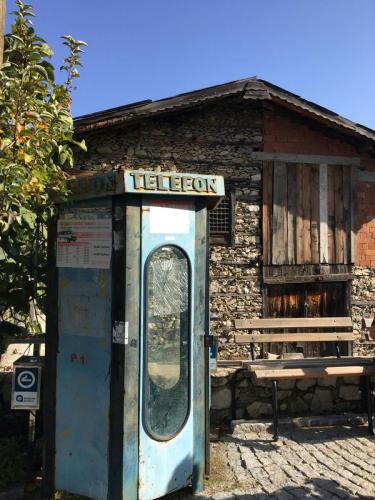 Telefonzelle und Knopfhaus in Ürünlü bei Ormana in der Türkei.