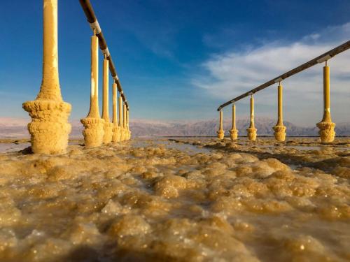 Salzablagerungen an einem Steg ins Tote Meer in Israel