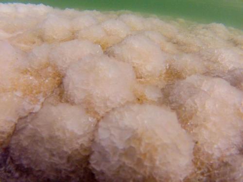 Scharfe Salzkugeln und -ablagerungen im Toten Meer in Israel