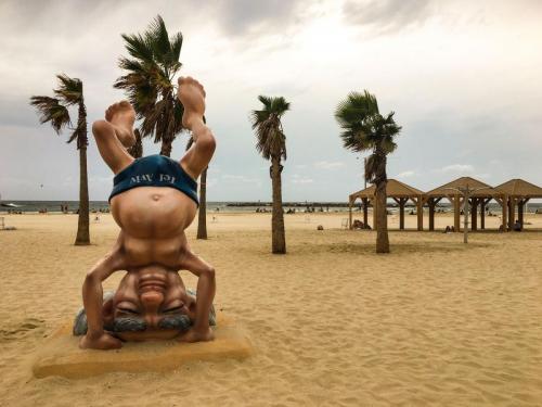 Eine Statue zeigt David Ben-Gurion beim Yoga am Frishman Beach in Tel Aviv