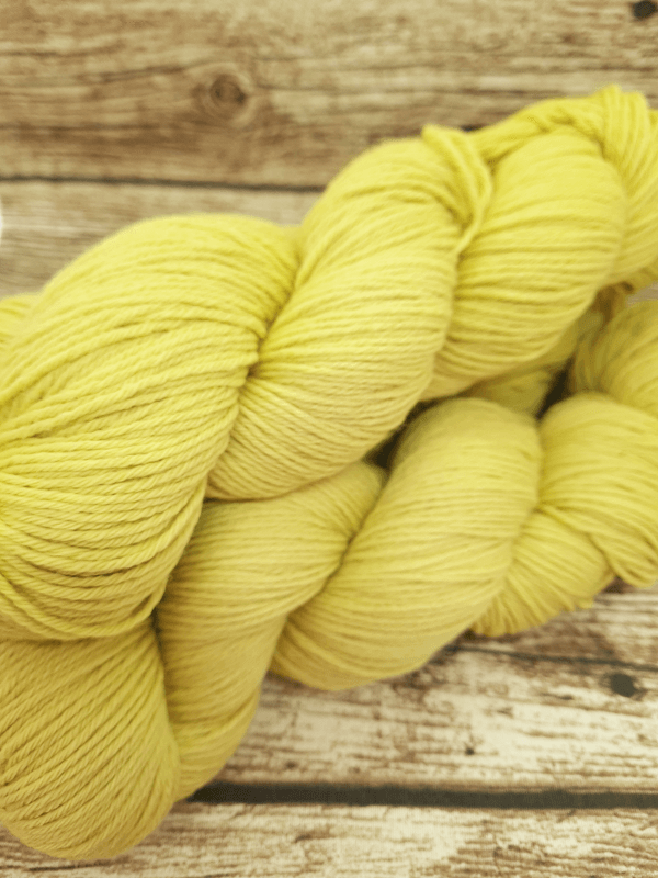Bio Merinowolle Grüngelb, pflanzengefärbte Wolle