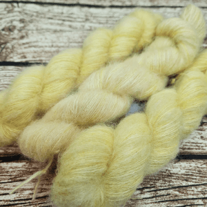 pflanzengefärbte super Kid Mohair Wolle mit Maulbeerseide und Yak Wolle helles Gelb
