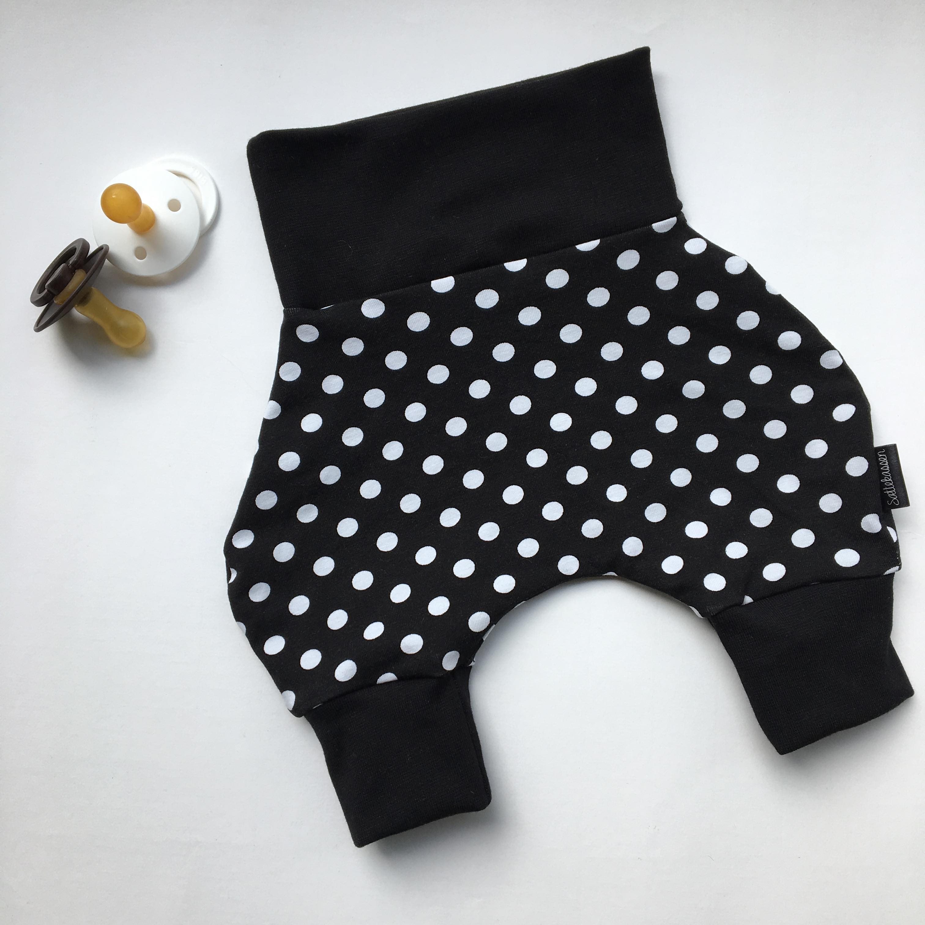 Et gratis babybukser mønster - nemt at sy, med billede-guidning