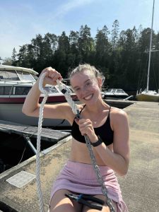 Helene har spleiset ankerlinen fast i ankerkjettingen.