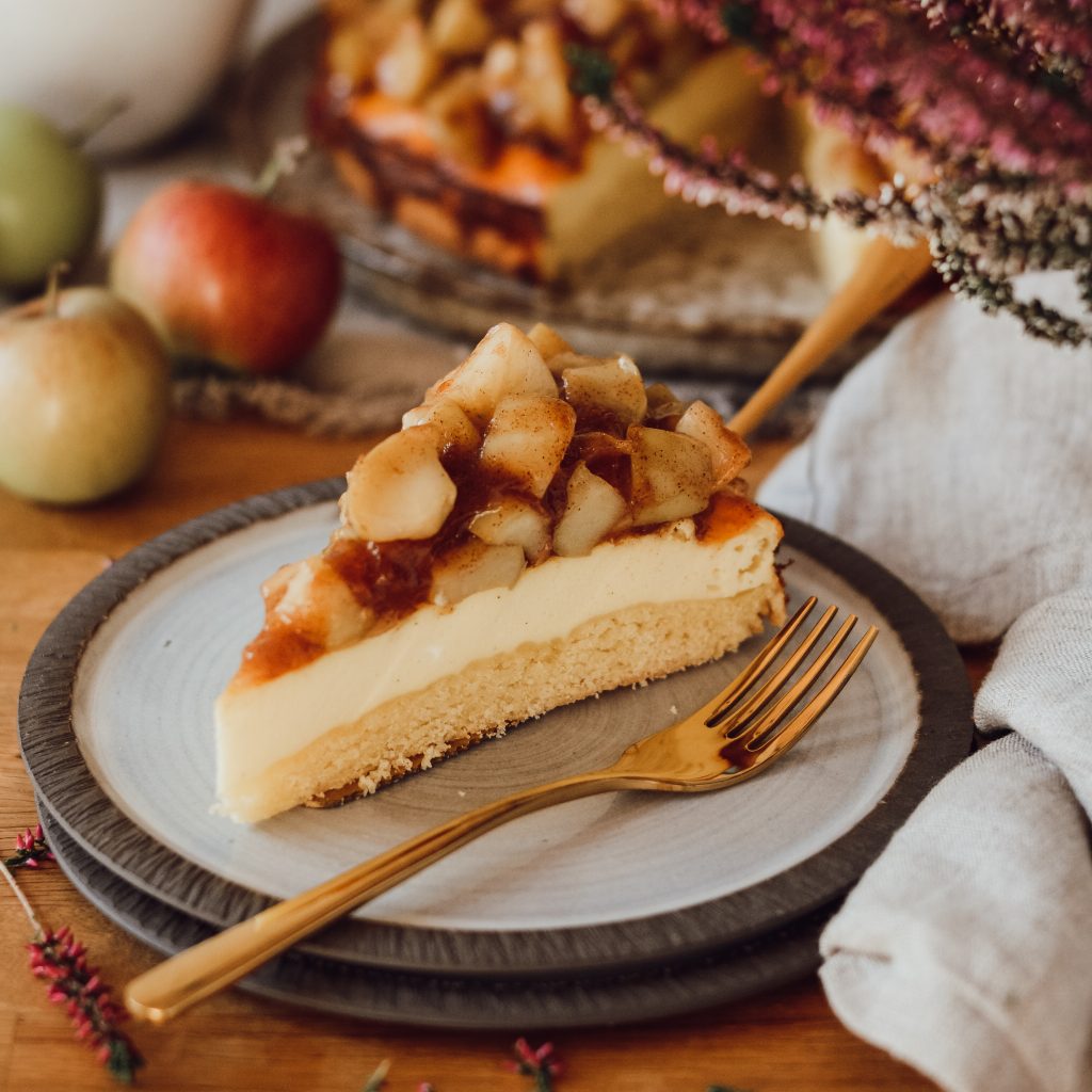 Käsekuchen mit Apfel-Zimt Topping - Saisongenuss.de