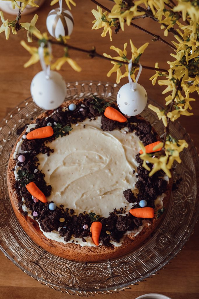 Karotten-Käsekuchen mit Frosting und Schokostreusel