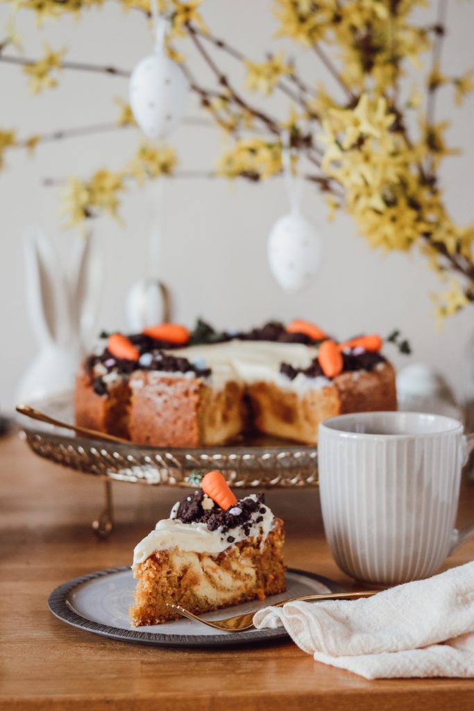 Karotten-Käsekuchen mit Frosting und Schokostreusel