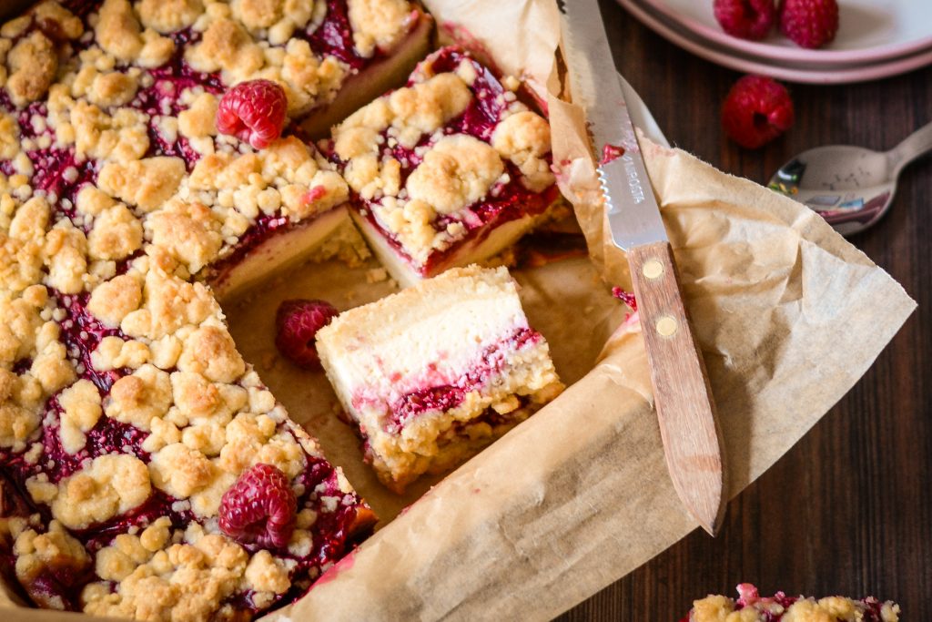 Käsekuchen mit Himbeeren und Streuseln