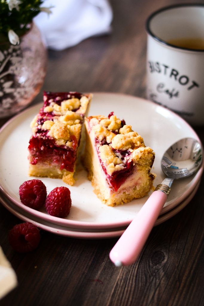 Käsekuchen mit Himbeeren und Streuseln
