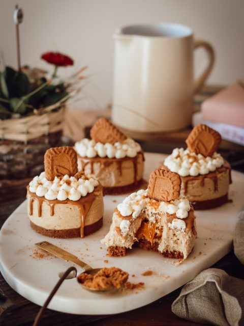 4 kleine Törtchen mit Lotus Biscoff Creme auf einer Marmorplatte