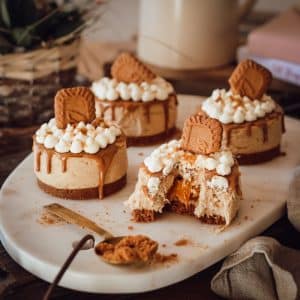 4 kleine Törtchen mit Lotus Biscoff Creme auf einer Marmorplatte