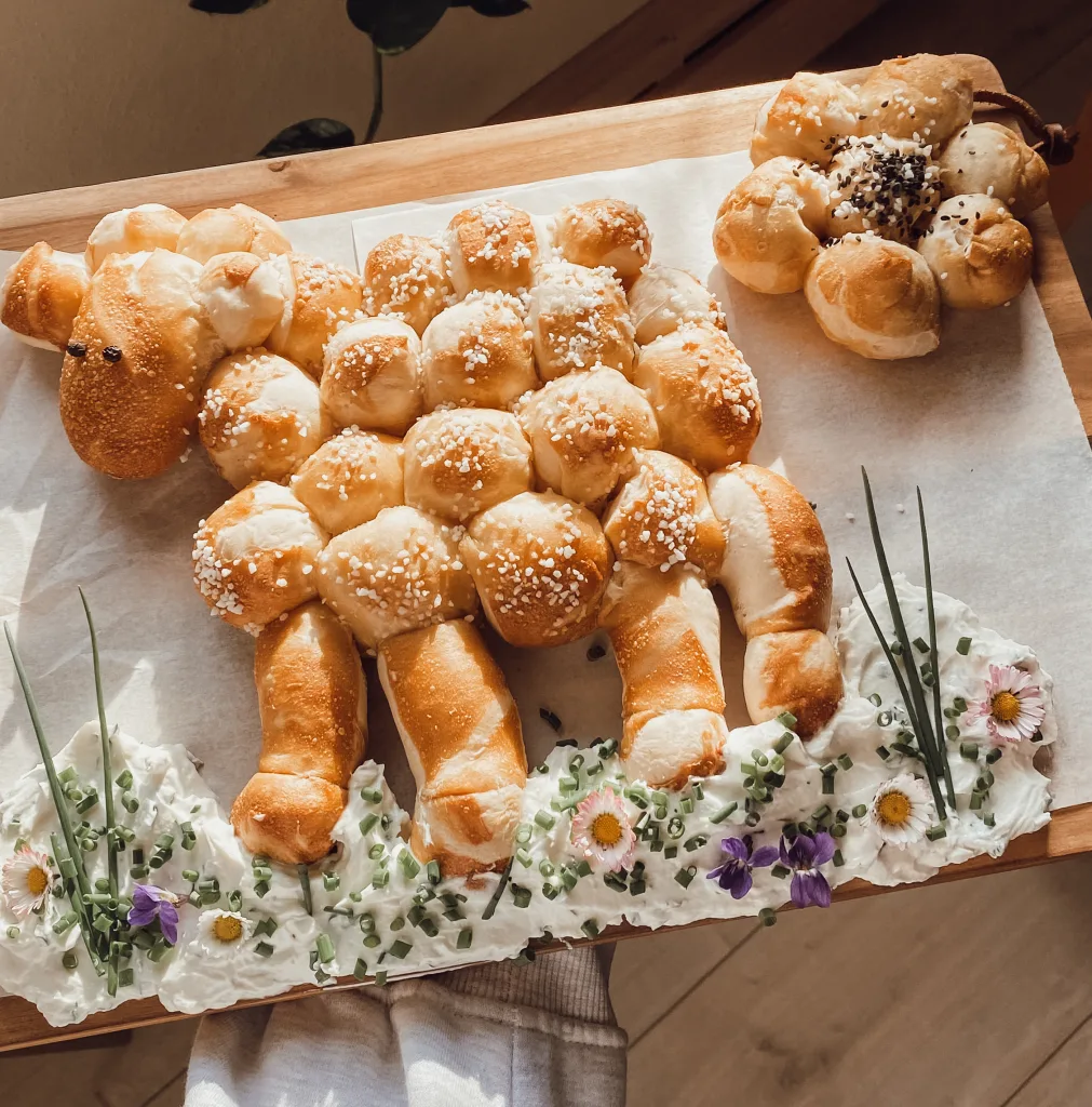 Ein Zupfbrot in Schäfchenform aus Laugengebäck