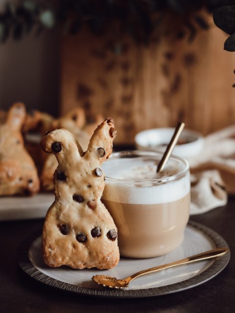 Ein köstlicher Himbeer-Käsekuchen mit knusprigen Streuseln, frischen Himbeeren und einer cremigen Käsekuchenfüllung. Der Kuchen ist auf einer weißen Tortenplatte mit Blumenmotiv präsentiert und wird von einer eleganten Gabel begleitet. Ein Genuss für die Sinne und ein Highlight für jede Kaffeetafel!