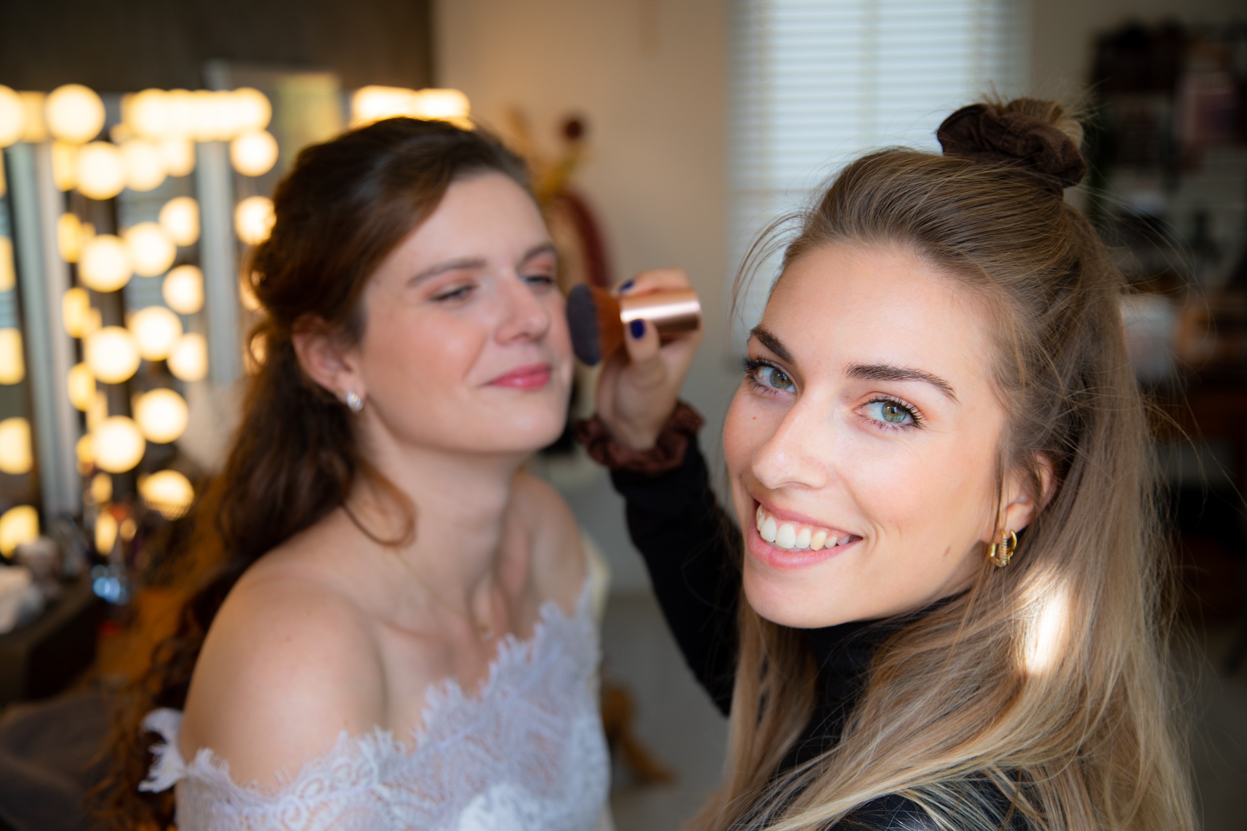 Anneloes doet de make-up van bruid