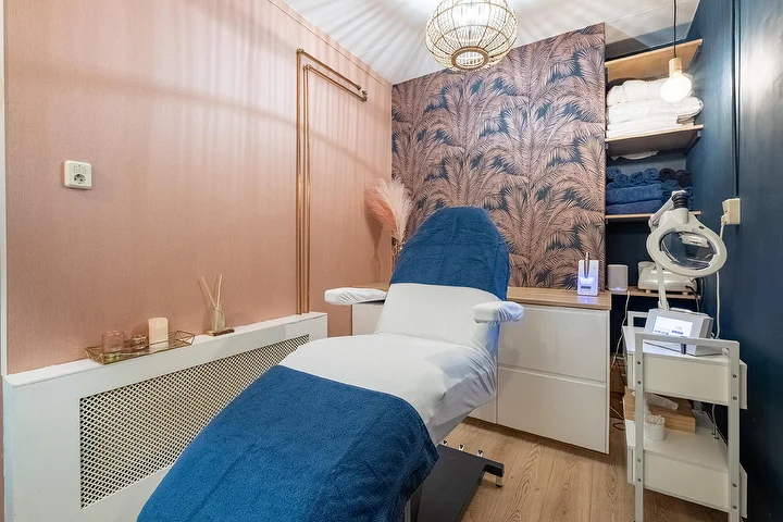 Behandelkamer in Salon Beeldschoon waar ze je huidproblemen aanpakken door je huid te verbeteren.
